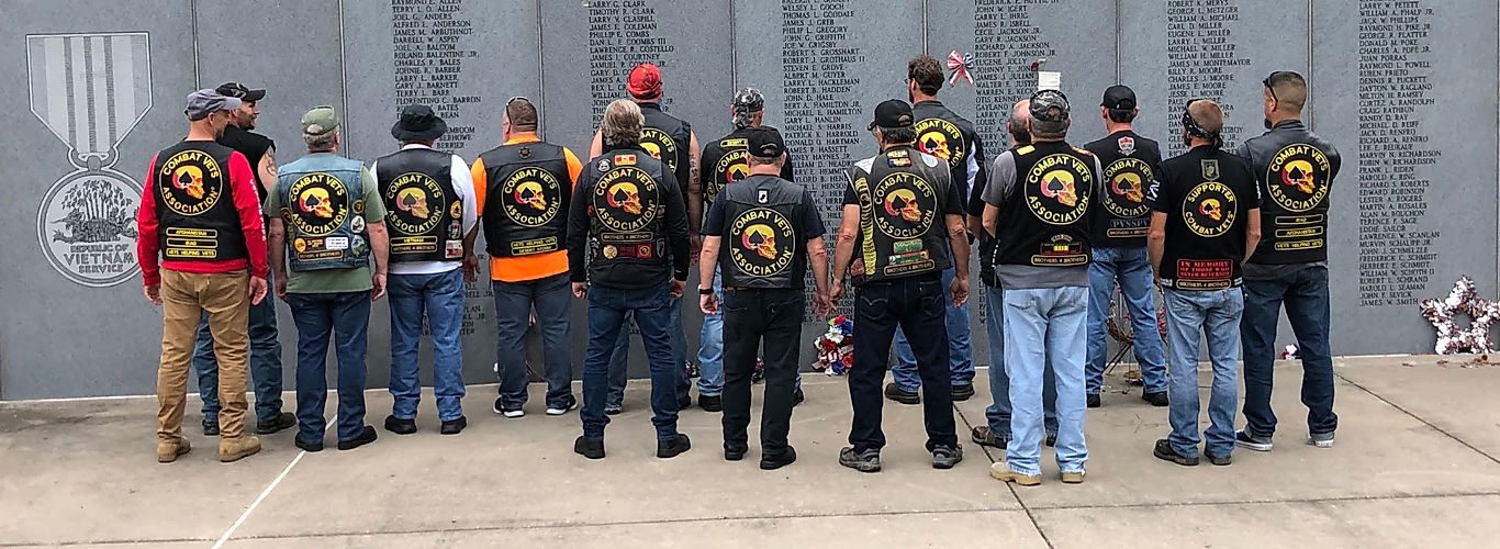 CVMA 4-1 members at the Vietnam memorial wall